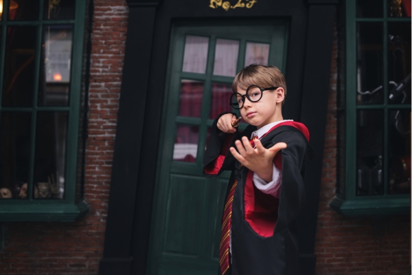 Niño disfrazado de Harry Potter | Talleres temáticos | TalkTalk Idiomas | Academia idiomas Montecarmelo