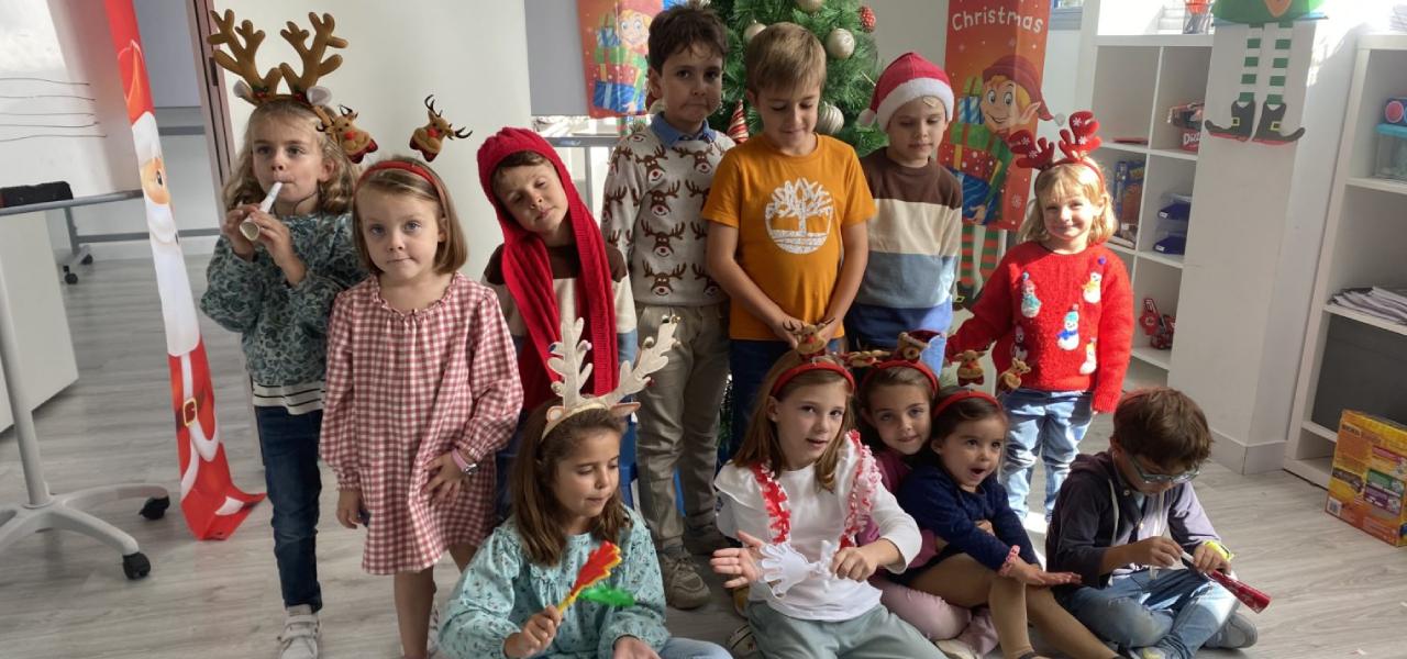 Grupo de niños con temática navideña | Talleres temáticos | TalkTalk Idiomas | Inglés básico